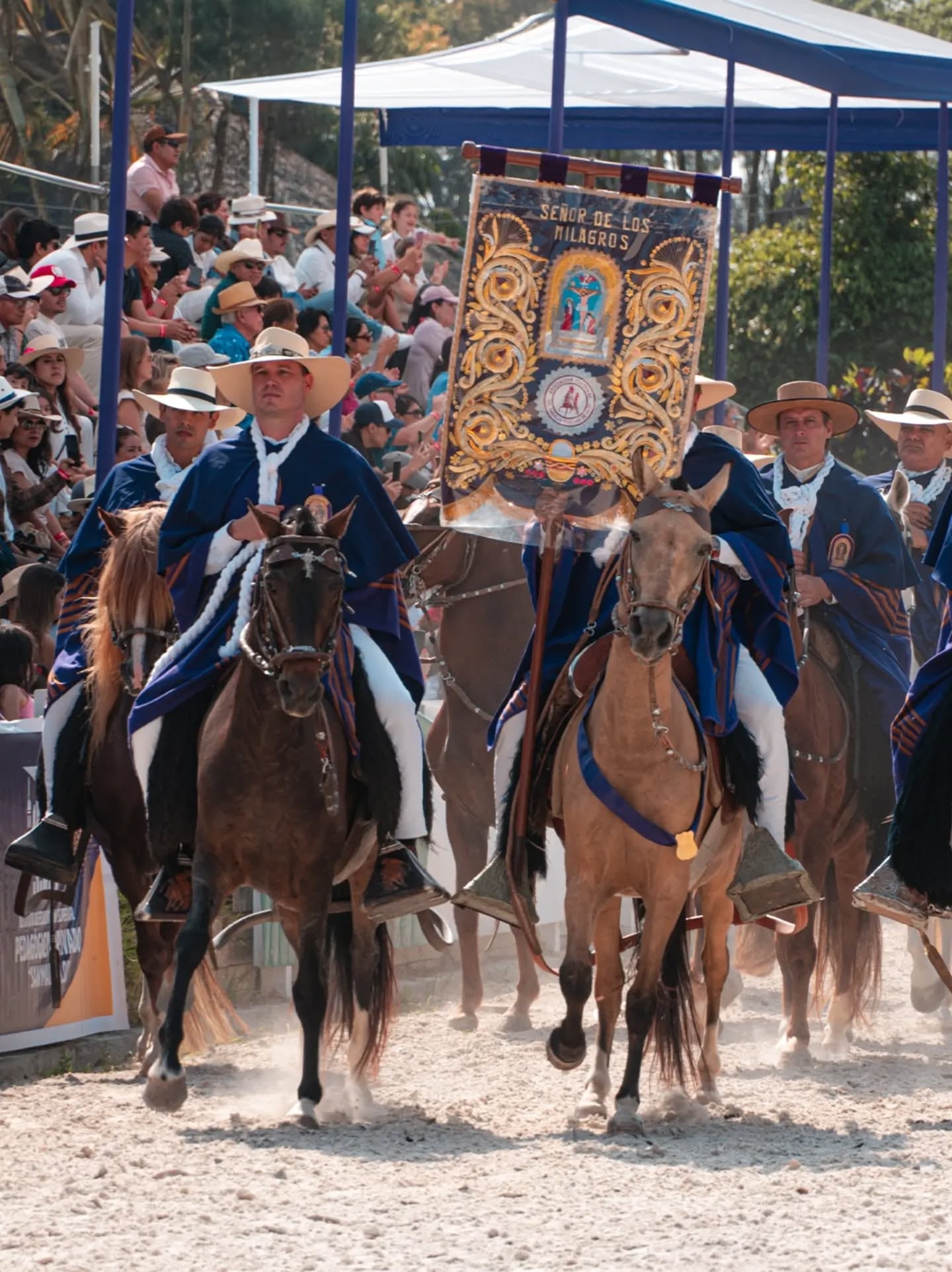 Con su estandarte y vestimenta tradicional, los integrantes de la cuadrilla llevaron la devoción al Cristo de Pachacamilla a la pista ecuestre. Foto: @MundialCPP.