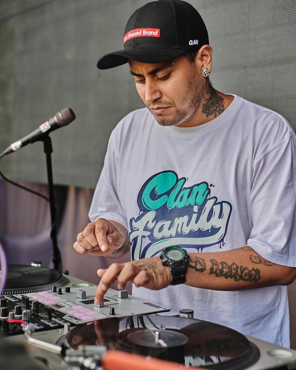 DJ Dmandado: “Quise alquilar un departamento y por mis tatuajes pensaban que iba a robar el edificio”. (Foto: @fmedinaeffio)