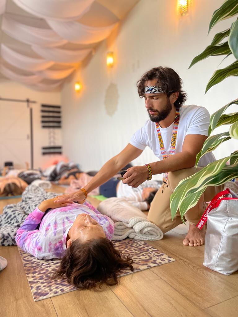 Su impacto no se limita a las sesiones, ya que también ha compartido su profunda sabiduría en numerosos podcasts.