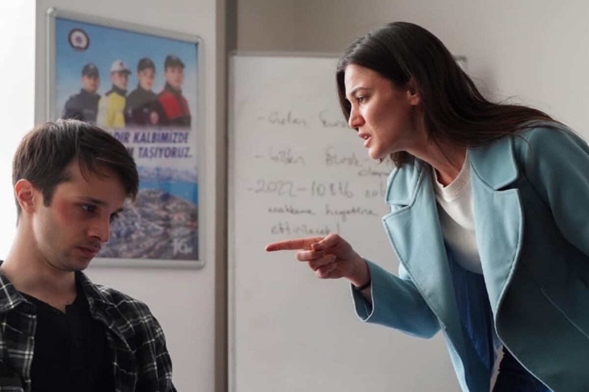 Ceylin discutiendo con Çinar tras la captura (Foto: Ay Yapım)