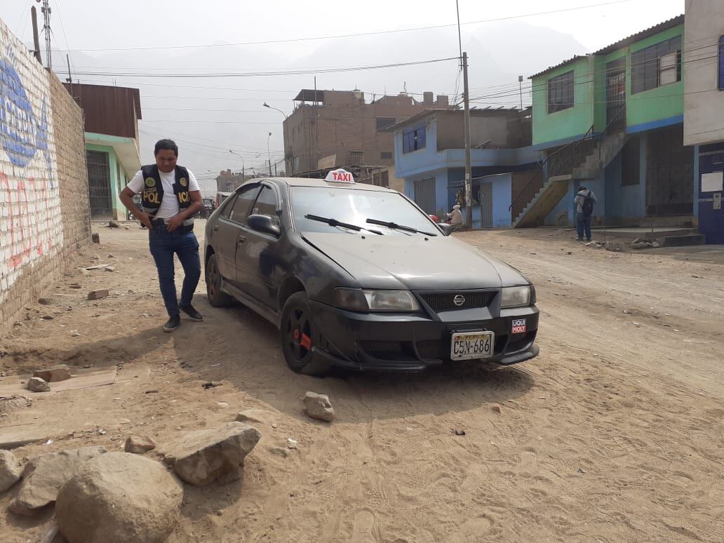 En solo unas horas, delincuentes desmantelaron por completo un taxi que fue robado en Surco. (fotos: Mónica Rochabrum/Trome)