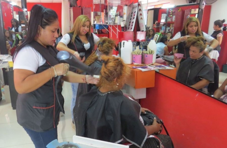 Empresarias de la belleza esperan que presidenta Dina Boluarte promulgue la norma.