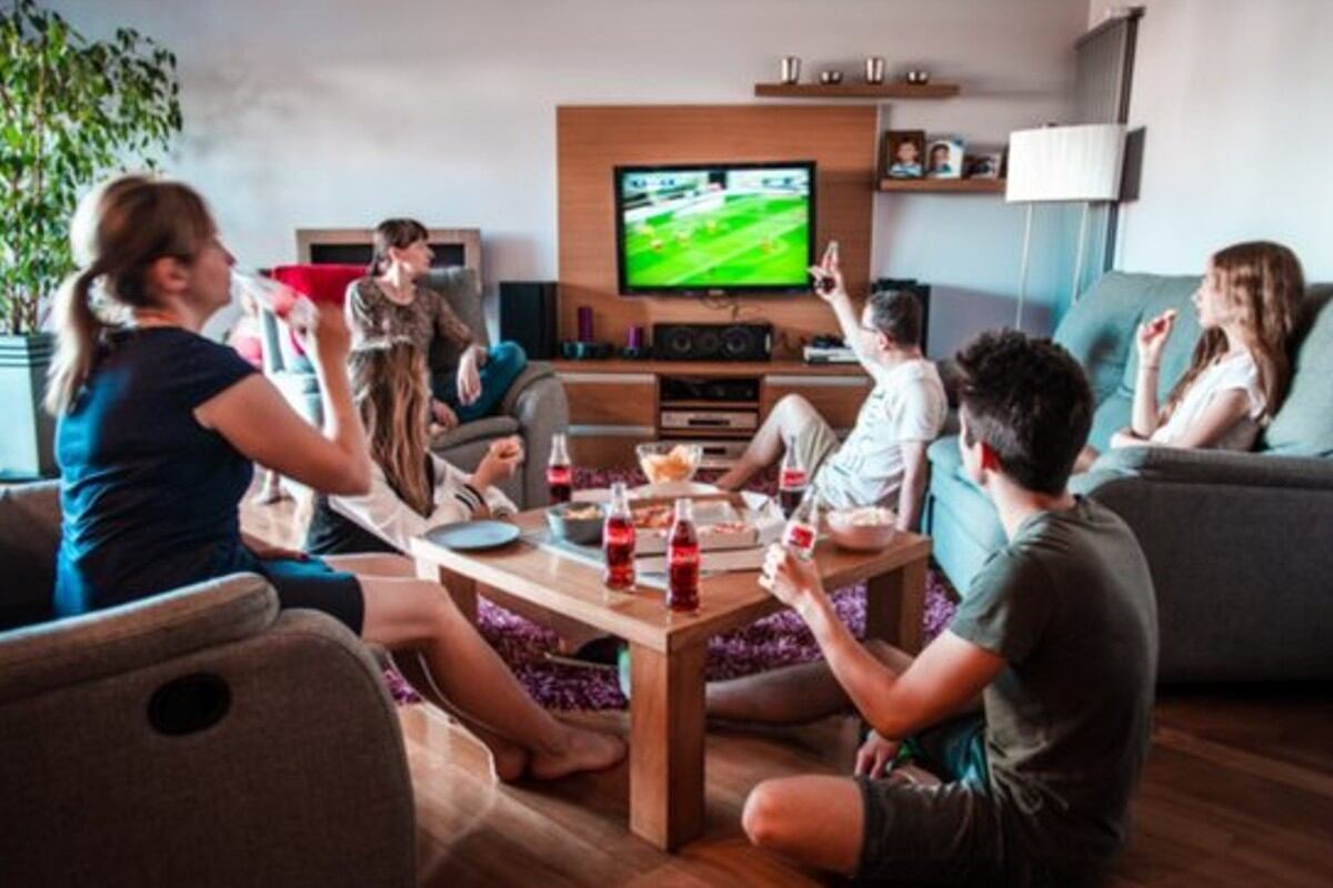 El Mundial de Qatar moverá el consumo, aunque Perú no esté en las canchas. Hogares peruanos tendrán más consumo de snacks, bebidas, televisores, figuritas, ropa deportiva indica estudio Kantar Worldpanel. (El Litoral -Argentina)