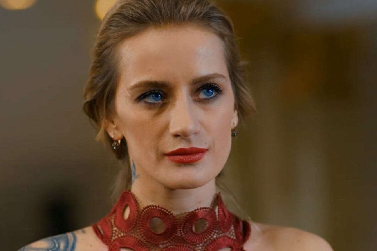 Irem prometió guardar el secreto, pero traicionó a la familia de Fatih (Foto: Amor a segunda vista/ Süreç Film)