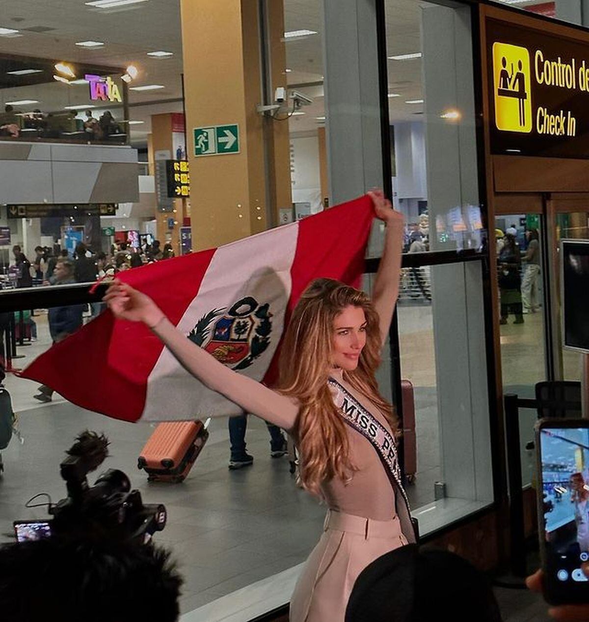 Durante su partida de Lima en el aeropuerto Jorge Chávez el pasado 27 de diciembre rumbo a New Orleand, donde se llevará a cabo el Miss Universo 2022 (Foto: Alessia Rovegno / Instagram)