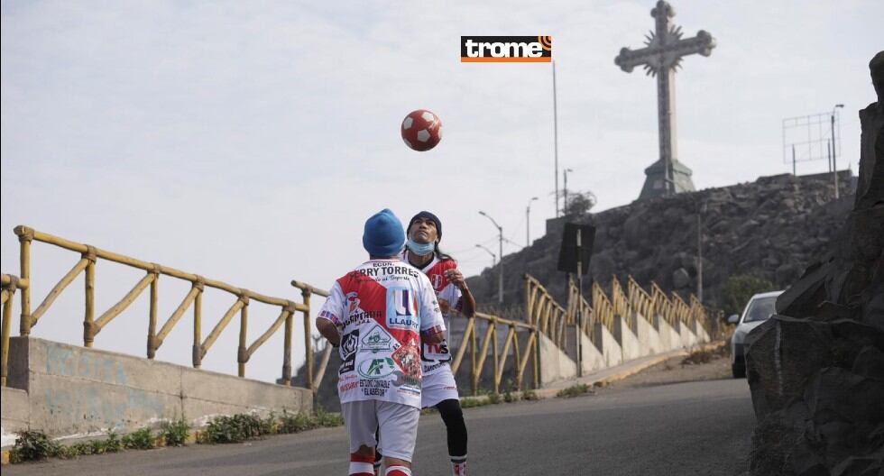 Hermanos Patadita logran muevo récord sin dejar caer el balón. (Trome / Britanie Arroyo)