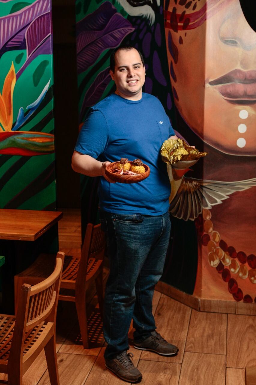 Juan Pablo cuenta que hace de todo en su local, desde la caja, la cocina, el diseño, pero delega porque siempre hay que darse un espacio y tener el equilibrio.
Foto: Lenin Tadeo.