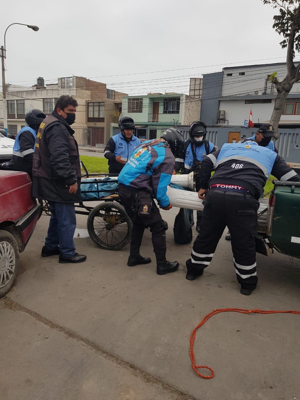 En el triciclo del intervenido se halló farolas ornamentales que había sustraído en horas de la noche.