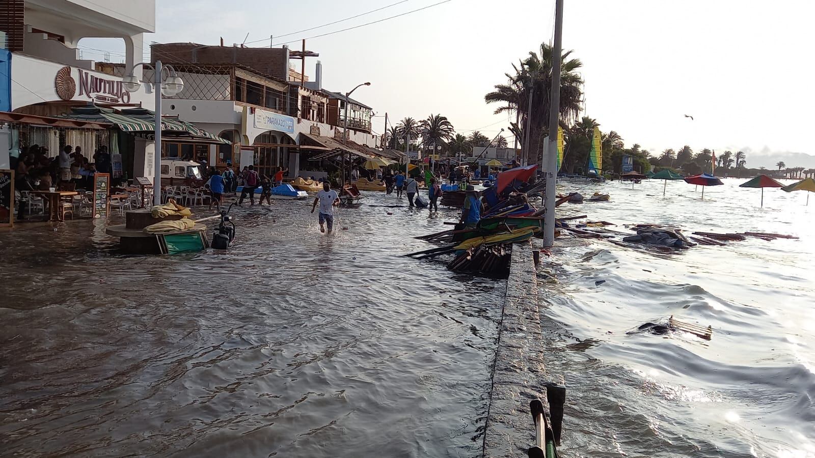El oleaje causó estragos en Paracas este sábado, producto de la erupción de un volcán submarino en Tonga. (Foto: @vidadeestacion / Twitter)