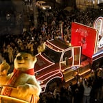 ¡Llegaron las caravanas navideñas! Fechas y recorridos de mágicos shows gratuitos, también personajes, calles temáticas y más
