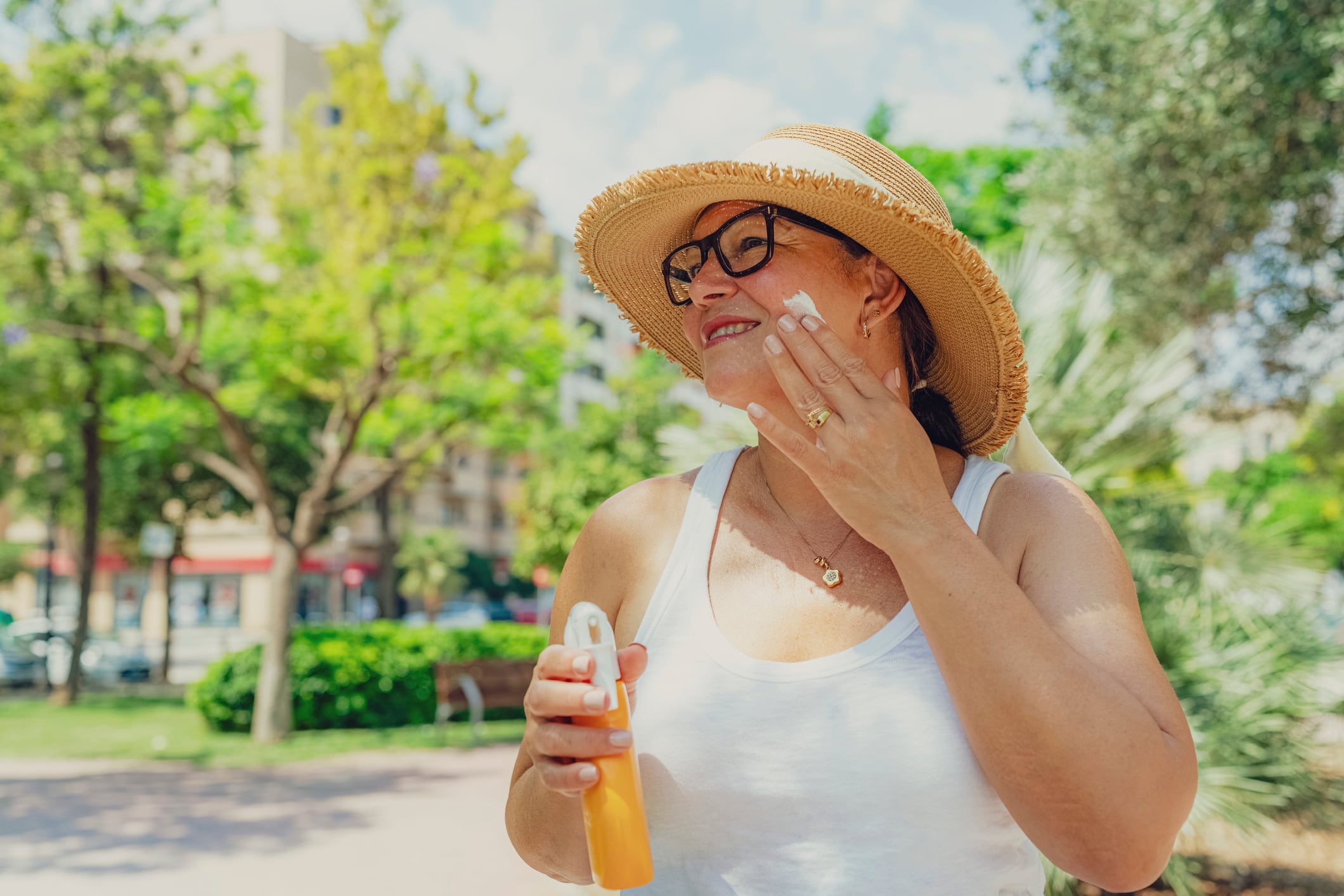 Hay que tener especial cuidado con los niños, las personas de piel clara y quienes tienen antecedentes de cáncer de piel. El bloqueador debe complementarse con otras medidas. Foto: Istock