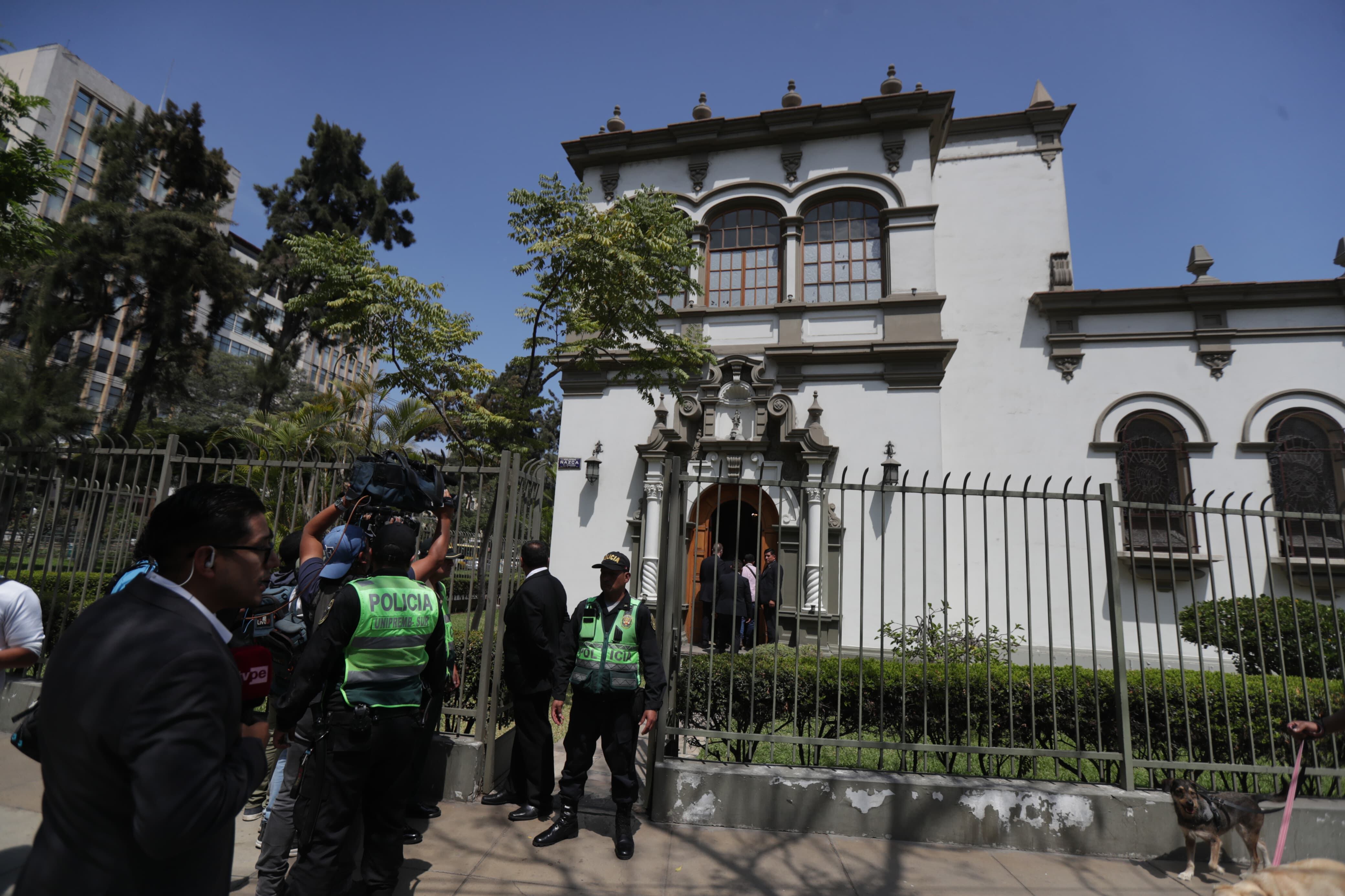 Dina Boluarte acudió a la sede de la Nunciatura Apostólica tras el fallecimiento del papa Francisco.