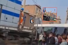 Cúster invade línea férrea y casi es impactada por tren en Ate: Pasajeros se salvaron por poco
