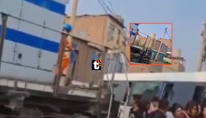 Cúster invade línea férrea y casi es impactada por tren en Ate: Pasajeros se salvaron por poco