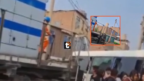 TROME- Cúster invade línea férrea y casi es impactada por tren en Ate: Pasajeros se salvaron por poco