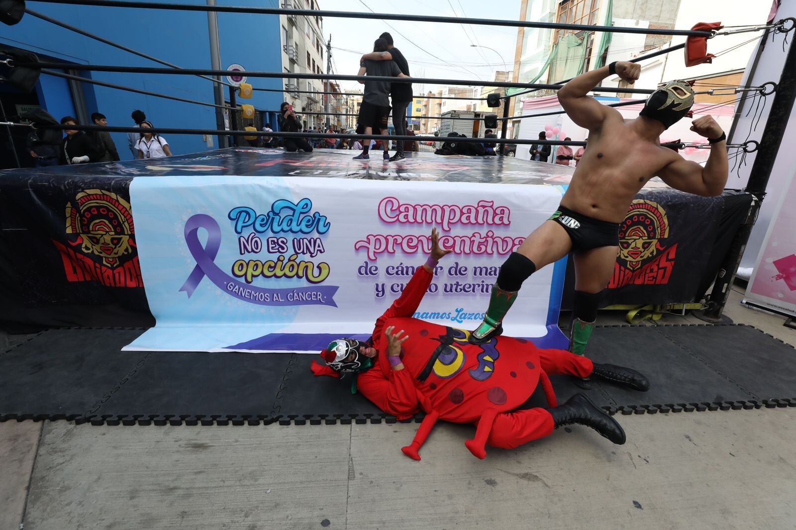 Los Gladiadores participaron en campaña de Essalud contra el cáncer de mama. Foto: Essalud.