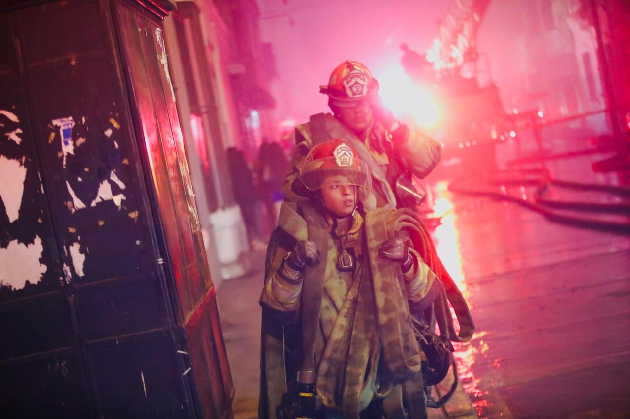 Hombres de rojo controlaron incendio. (Fotos: César.grados@photo.gec)