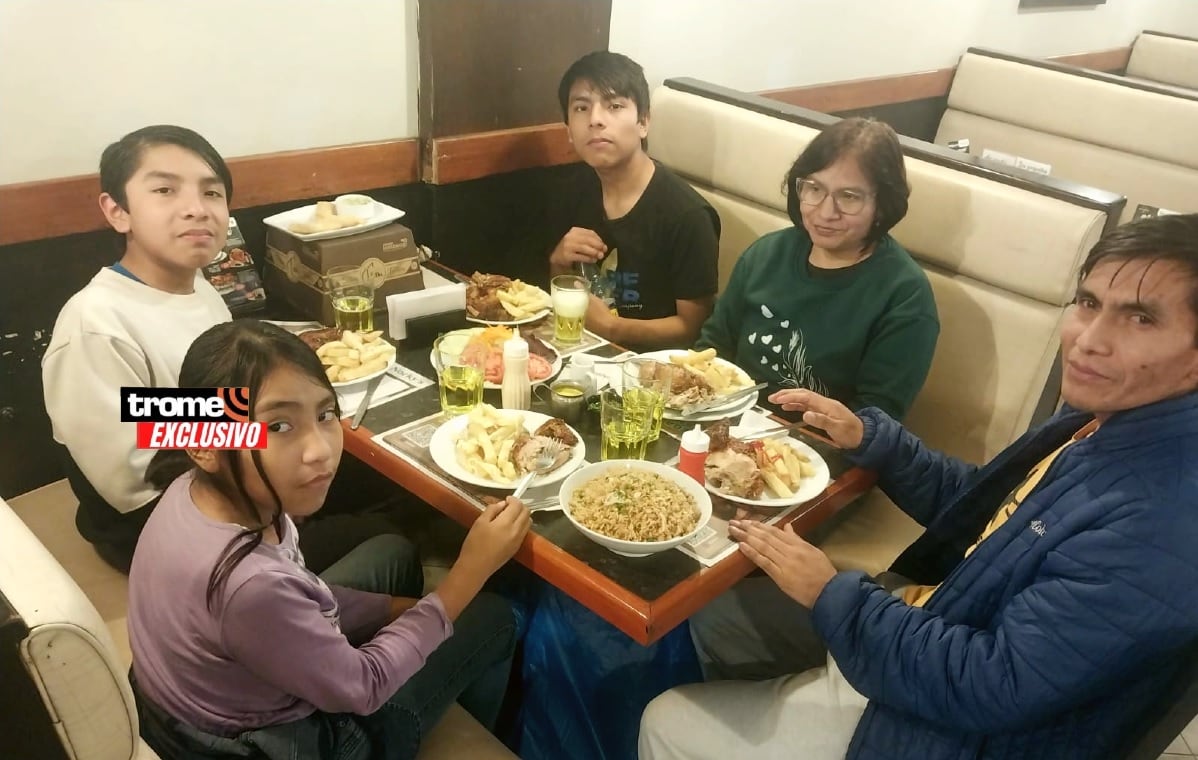 Guillermo Romero y su familia compartiendo uno de sus platos favoritos: el pollo a la brasa. (Entrevista y foto: Isabel Medina / Trome).