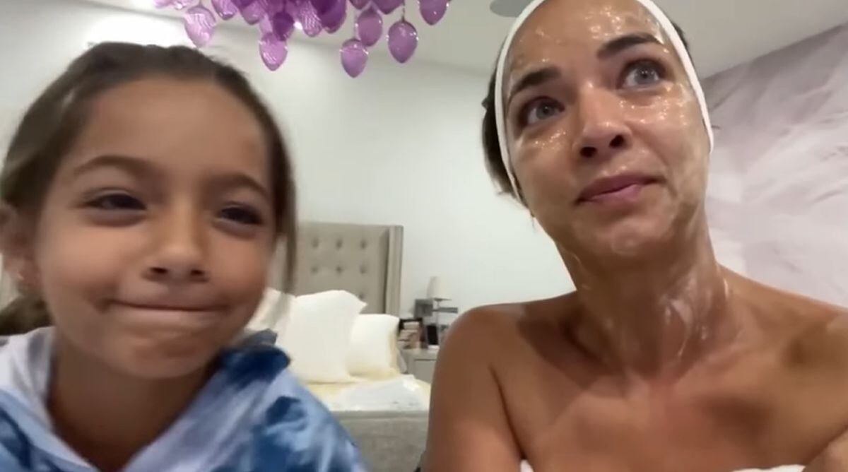 Madre e hija a la expectativa de los resultados de "La casa de los famosos 2" (Foto: Adamari López / Facebook)
