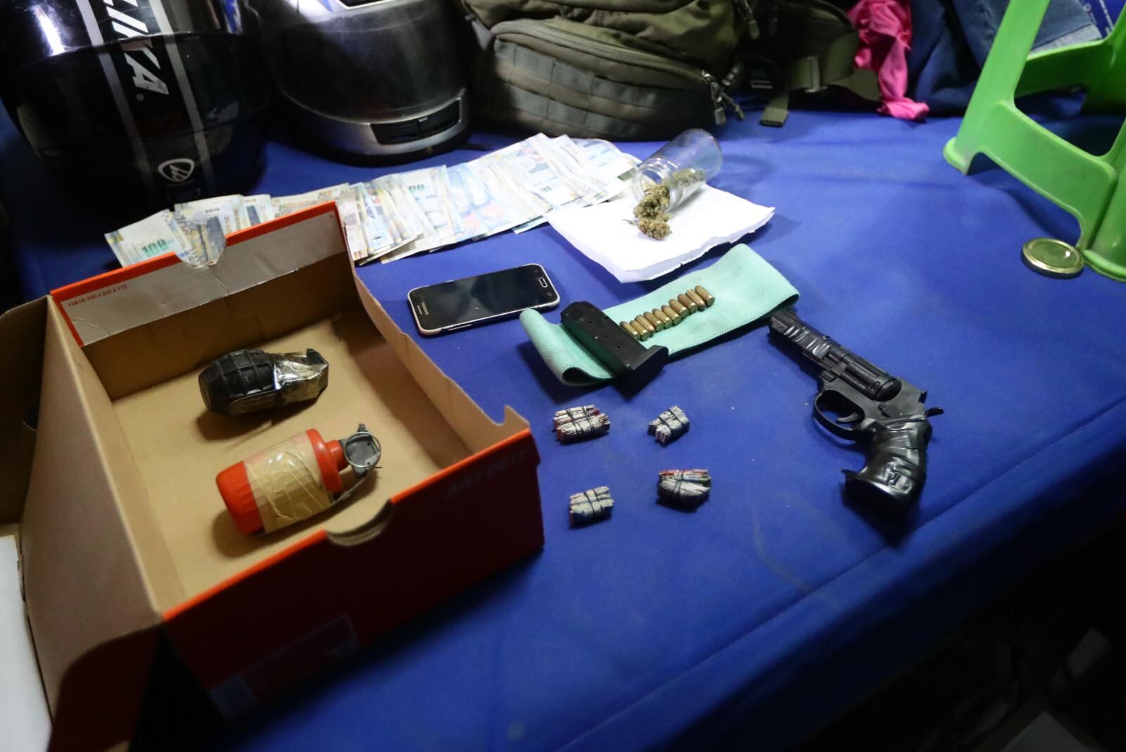 Sujeto fue intervenido en el cuarto donde se hospedaba. Allí había dos granadas de guerra y un revólver. | Foto: Jesús Saucedo / Diario Trome