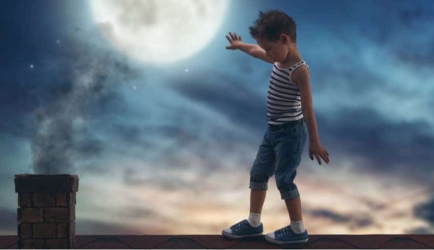 Niño camina dormido de noche.