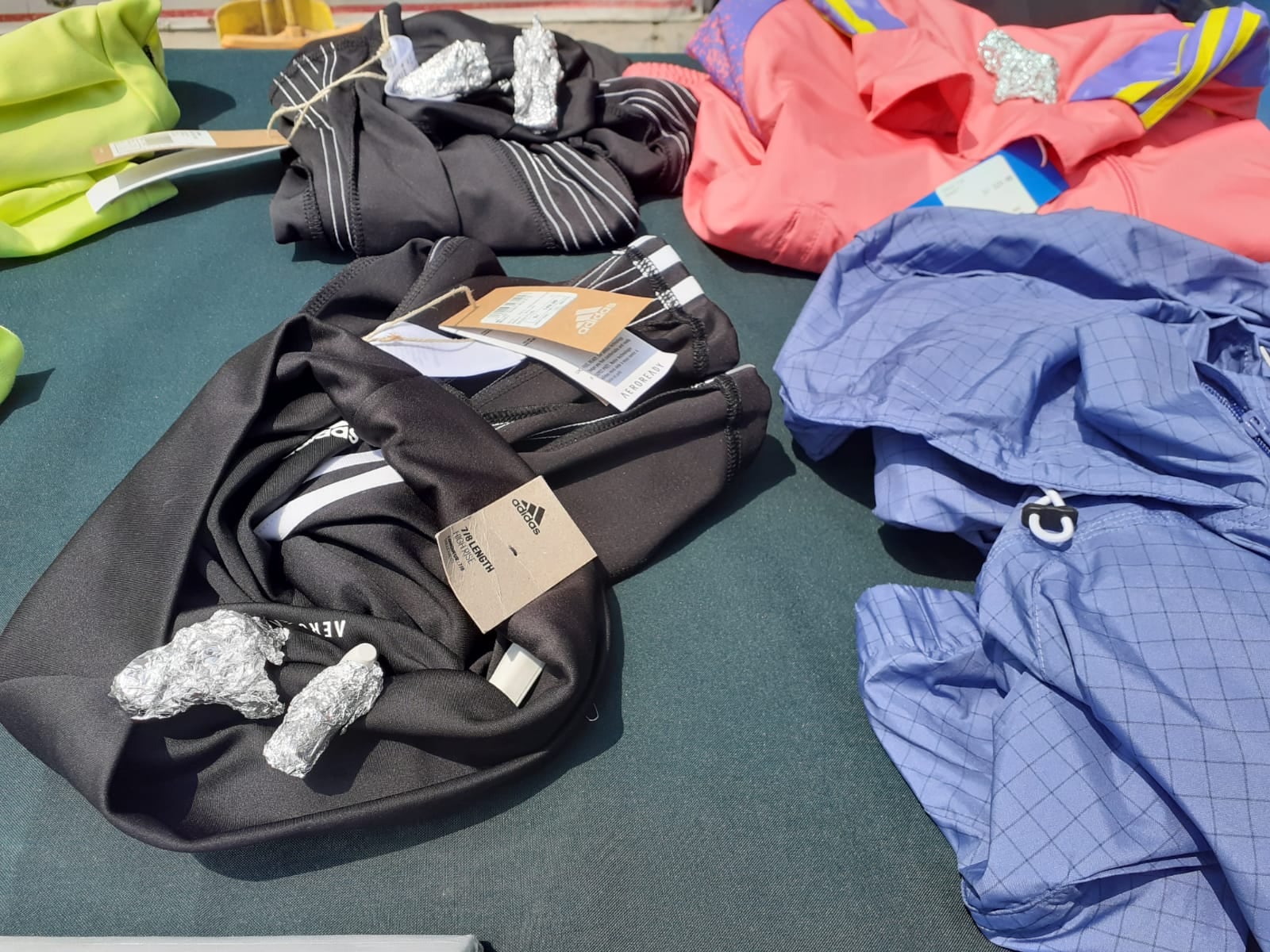 Esta banda de 'Los Chamos Tenderos' fue desbaratada al ser detenidos con ropa robada de un centro comercial. Ellos envolvían los precintos de seguridad con papel aluminio para bloquear los sensores de la puerta. (foto: TROME)