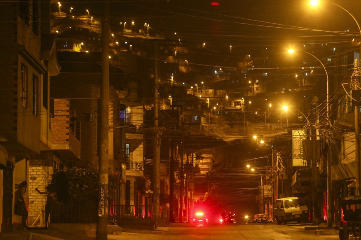 Mientras se llevaban a cabo las diligencias en una escena del crimen, los agentes escucharon una serie de disparos a unas pocas cuadras de distancia.