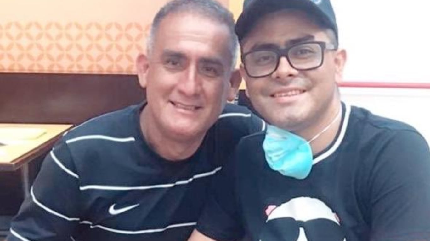 Teddy Cardama junto a su hijo