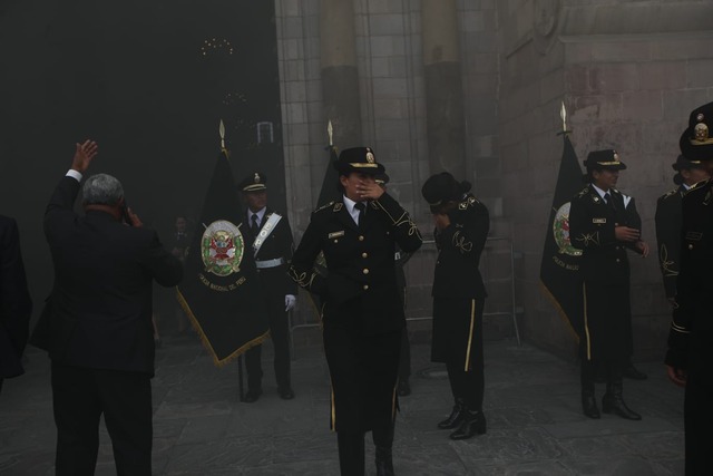Se registró un amago de incendio al costado de la catedral de Lima. Esto provocó una gran humareda en la plaza de armas de Lima. Fotos : jorge.cerdan/@photo.gec