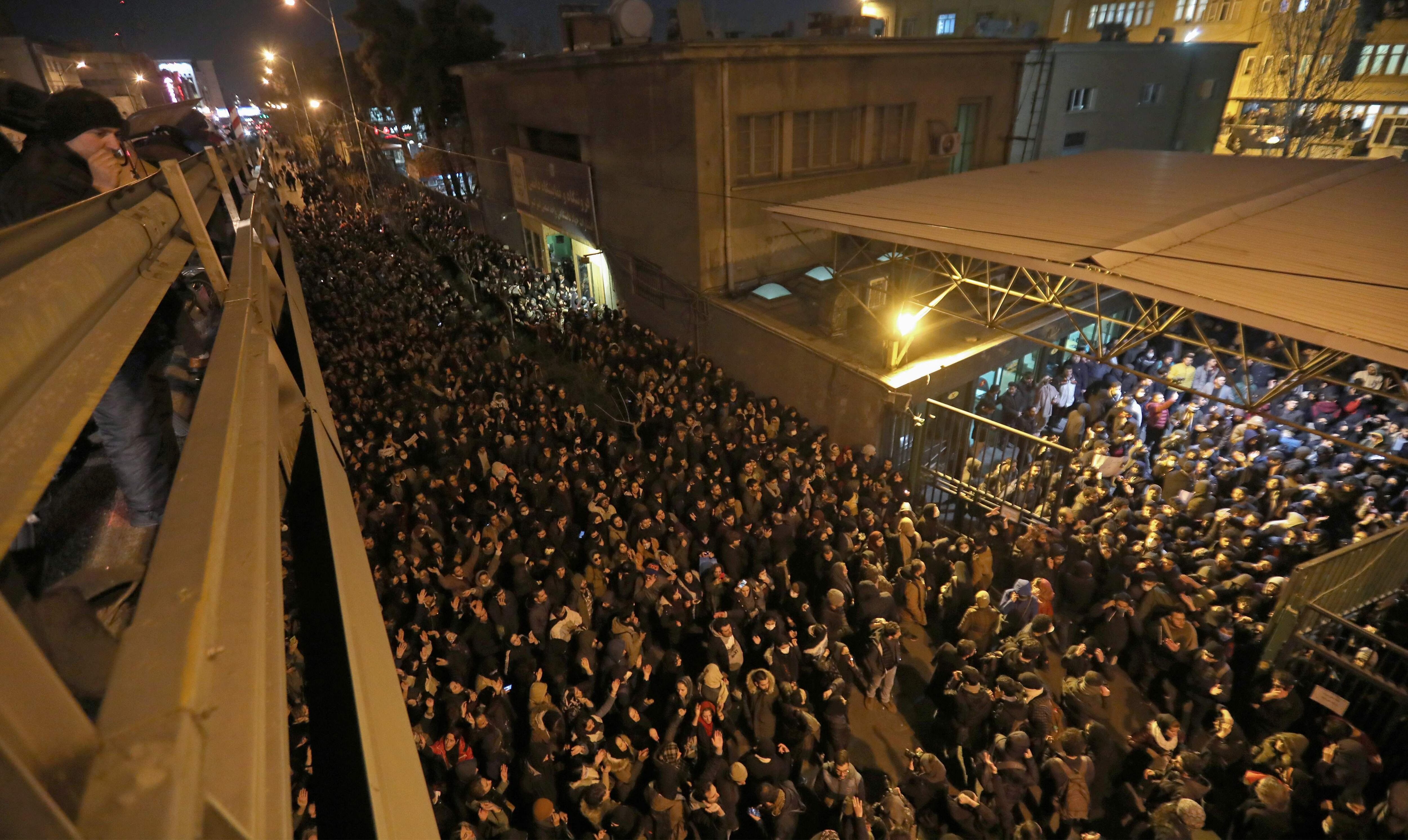 Estudiantes iraníes participaron el sábado en Teherán en una vigilia por las víctimas de la caída del Boeing 737-800 de Ukraine International Airlines que fue derribado por un misil de Irán. (AFP / Atta KENARE).