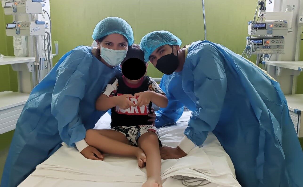 La pequeña Brianny junto a sus padres Anais Fernández y Luis Cuadros.