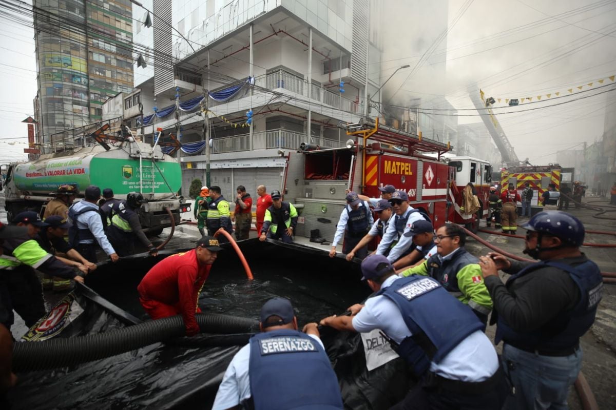 Incendio en Galería en el emporio comercial de Gamarra. Fotos: Diana Marcelo/ @photo.gec