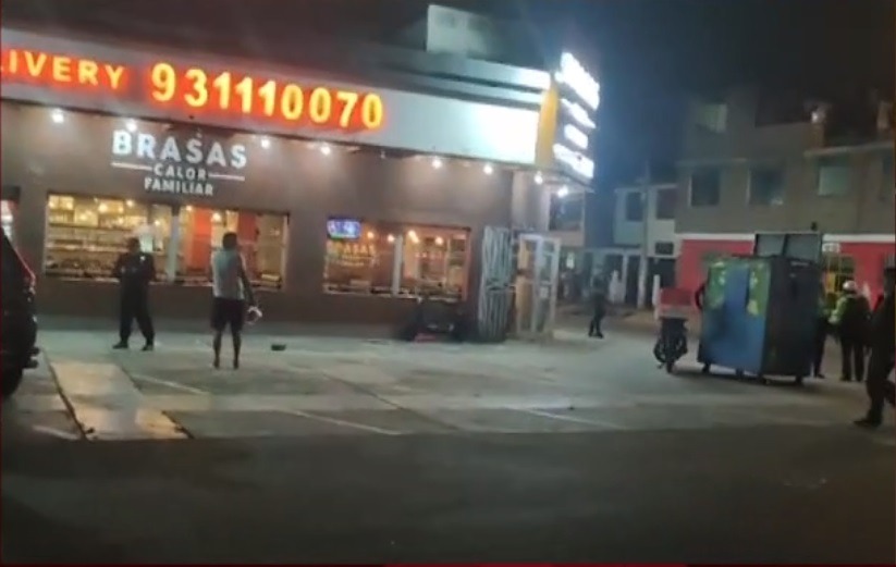 Extorsionadores dejaron explosivo en pollería en San Juan de Lurigancho. (Captura América TV)