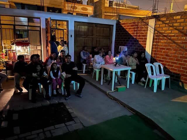 Grandes y pequeños en la función de Cinespacio. Foto: difusión