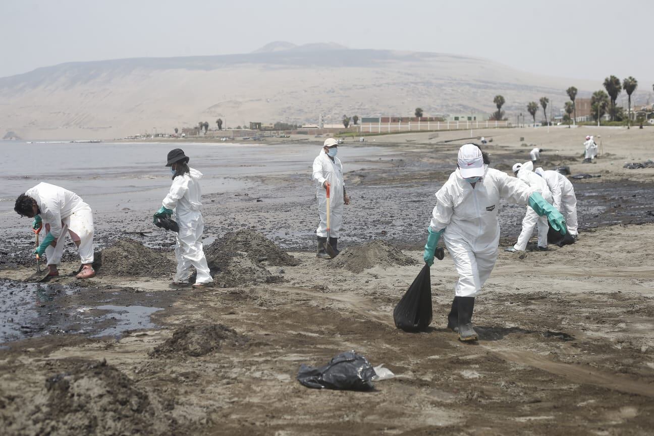 Personal de una ONG realiza labores de limpieza en la playa Miramar del distrito de Ancón. (Foto: GEC)