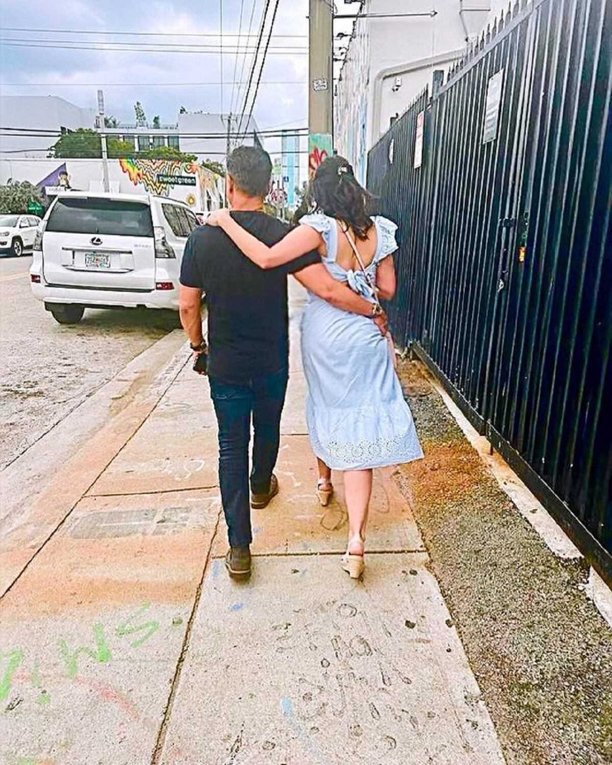 Dayanara Torres caminando junto a su novio por el vecindario de Wynwood en Miami (Foto: Dayanara Torres/ Instagram)