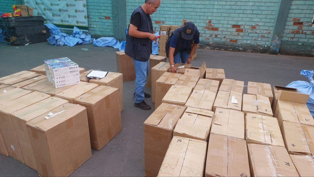 Uno de los camiones fue intervenido en el Mercado Mayorista. El vehículo trasladaba un cargamento de frutas.