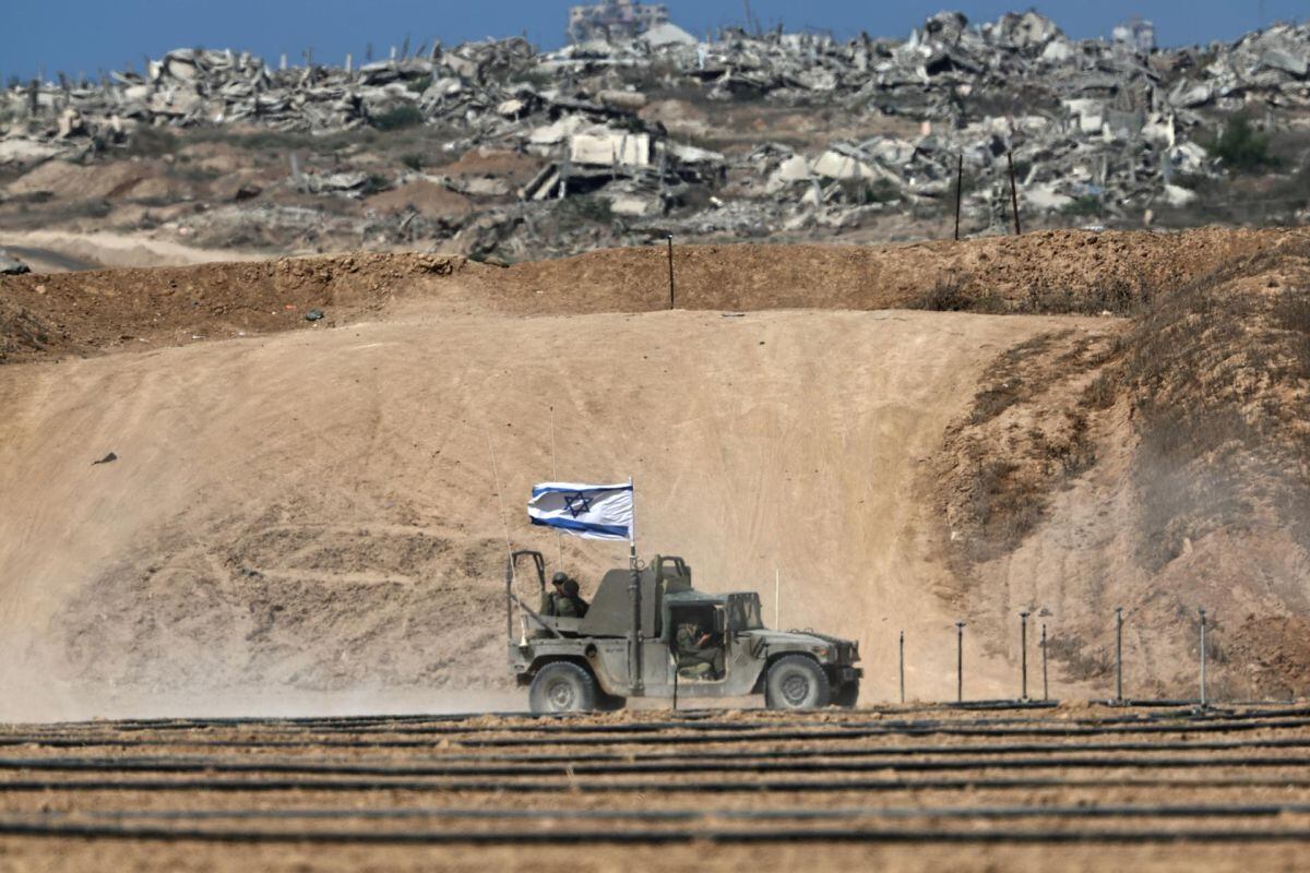 Tropas israelíes patrullando la frontera entre Israel y Gaza, 6 de octubre de 2025. Foto: EFE/EPA/ATEF SAFADI