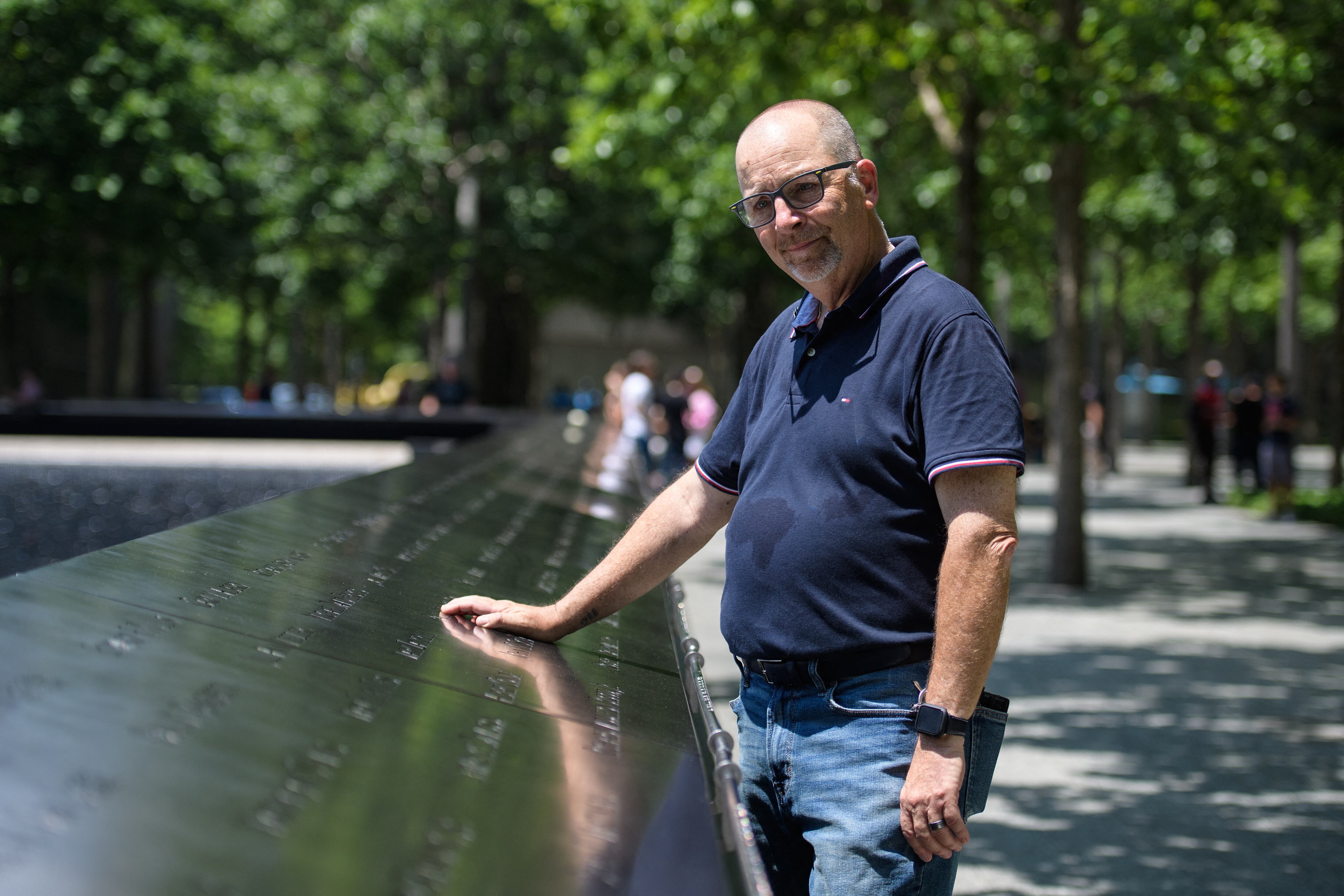 Joseph Dittmar, un sobreviviente de los ataques al World Trade Center del 11 de septiembre de 2001, posa para un retrato en el Museo y Memorial del 11 de septiembre en la ciudad de Nueva York el 8 de junio de 2021. (Foto: Angela WEISS / AFP)
