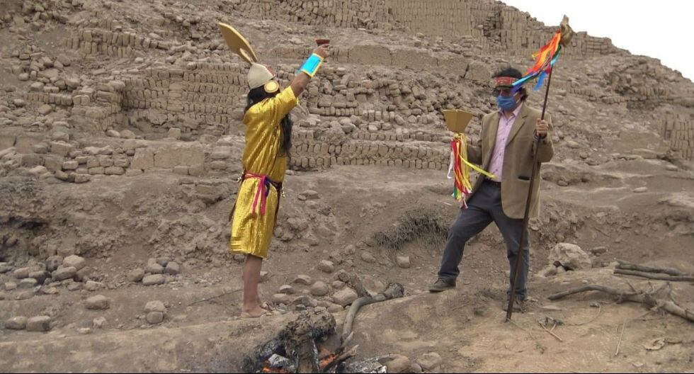 Representación del pago a la tierra en la huaca de la Universidad Nacional Mayor de San Marcos, previo a sustentación de tesis. (Trome)