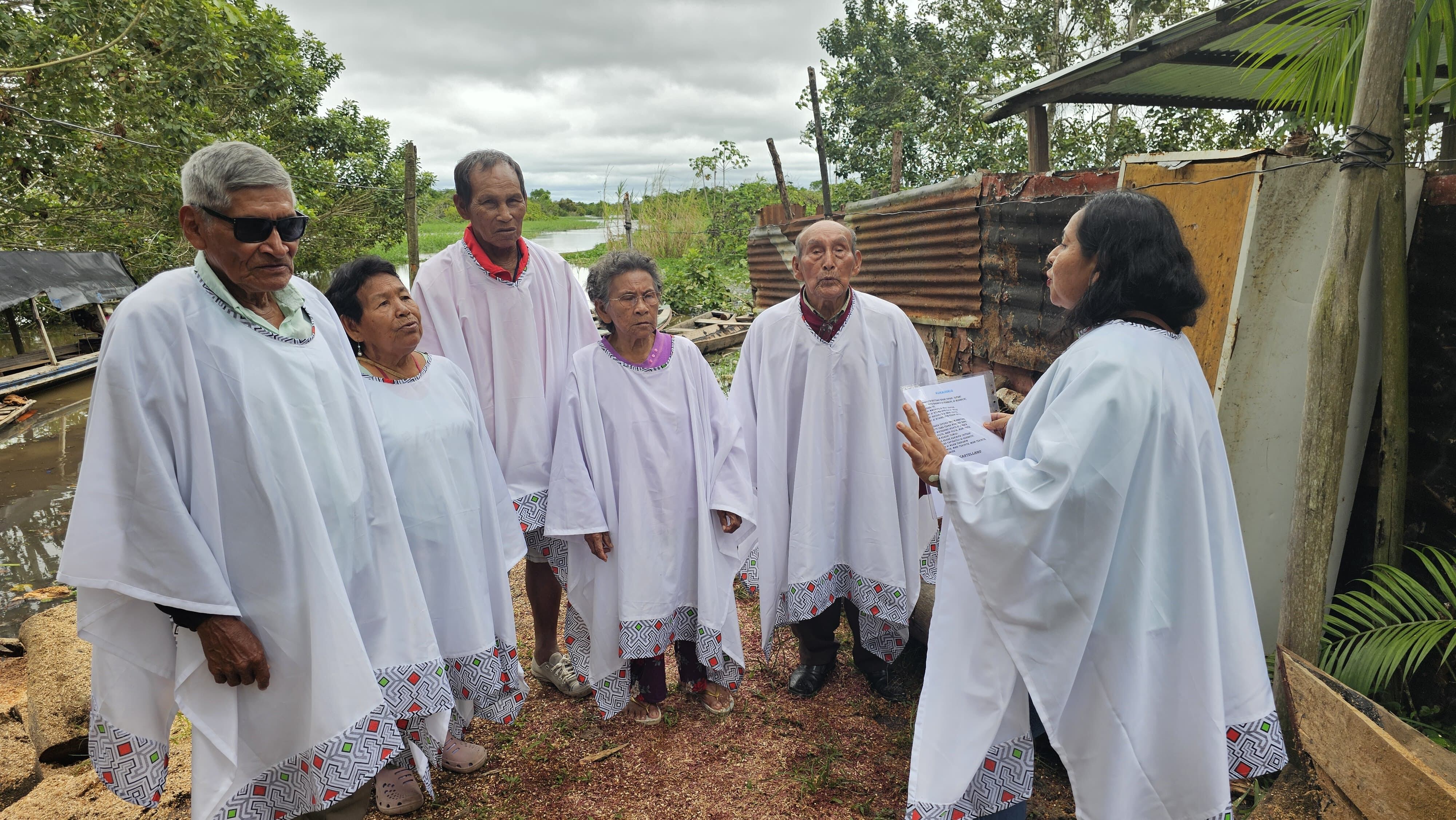Coro Tapaka Mëmuki en pleno ensayo, con personal del Midis.