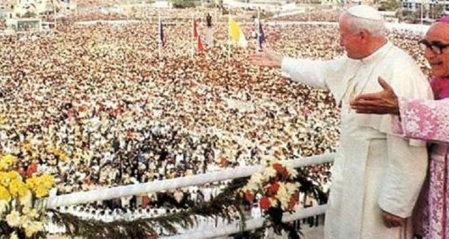En 1985, el Papa Juan Pablo II visita Cuzco y Ayacucho, en Perú.
