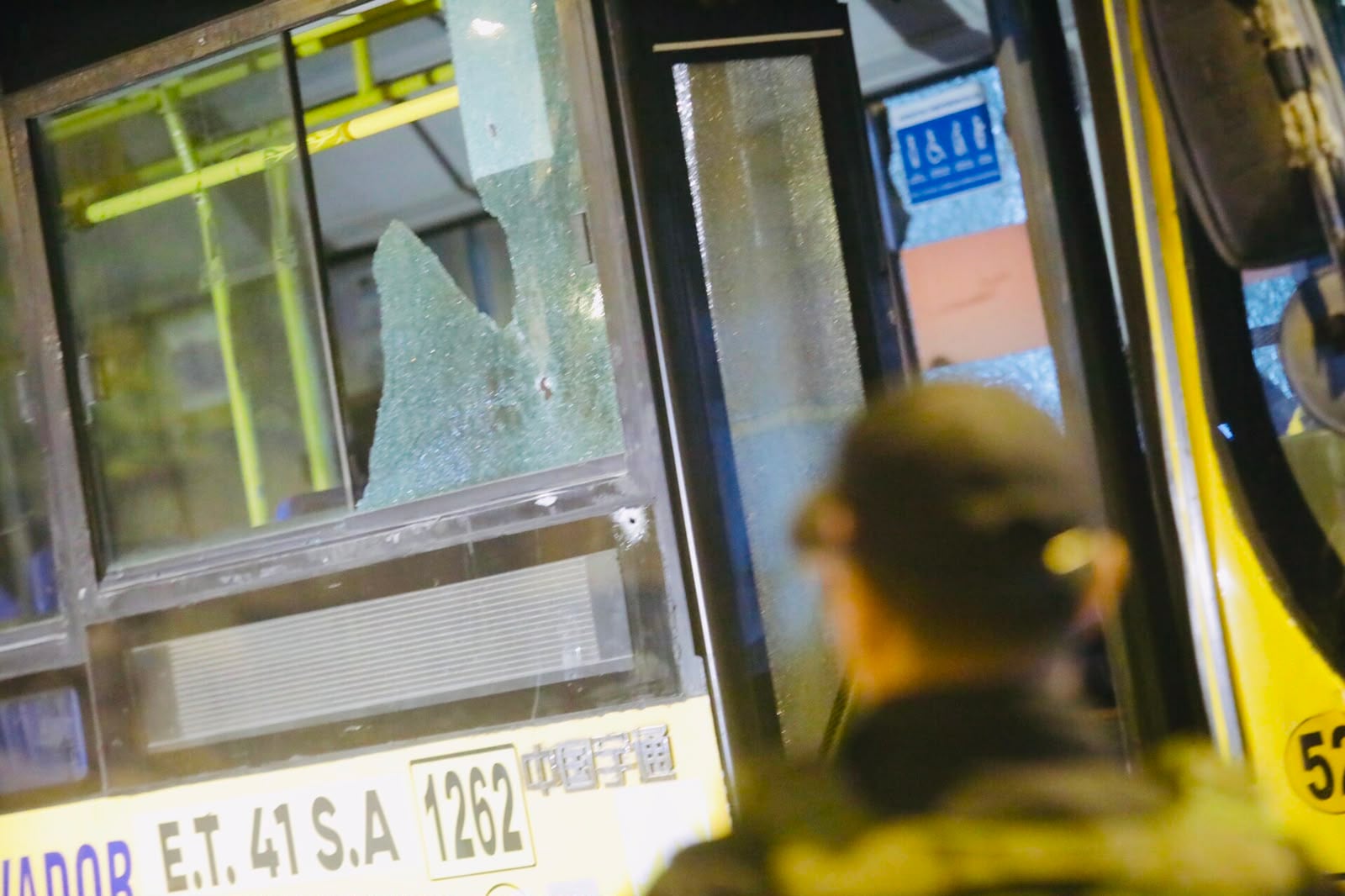 Extorsionadores balean un bus de la línea 41 en la avenida María Reiche en Villa El Salvador.
Fotos: César.grados@photo.gec