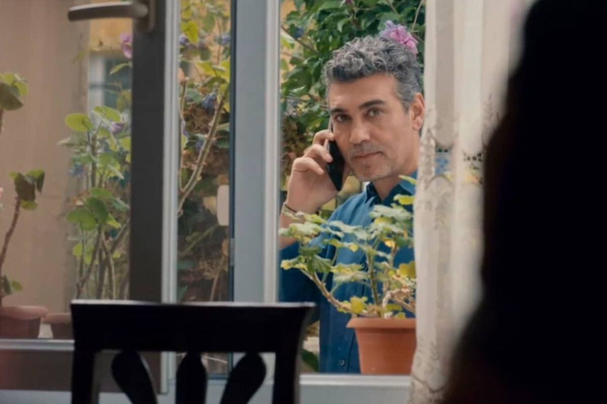 Volkan habla por teléfono, sospechosamente (Foto: Medyapim)