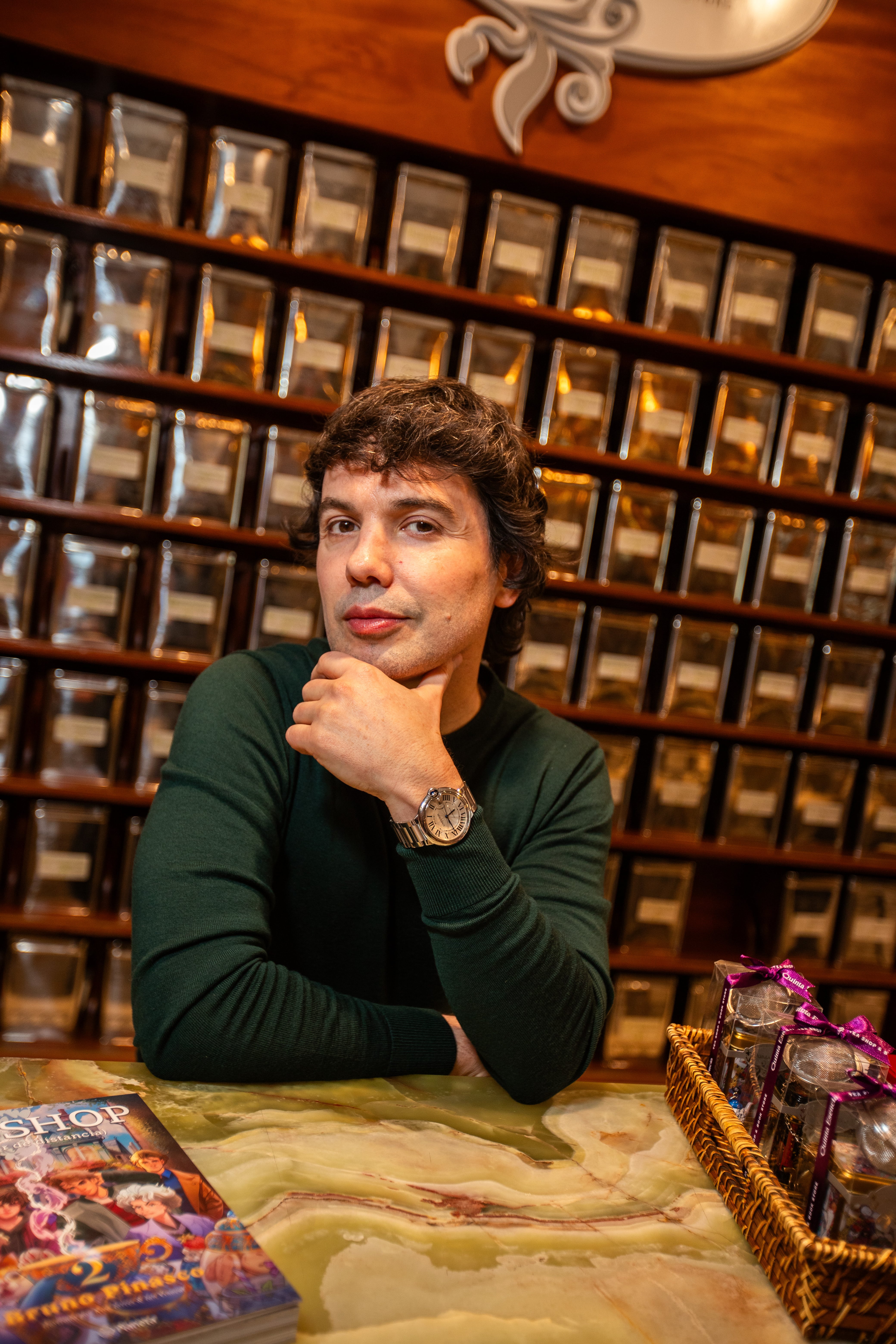 Bruno posando con la segunda entrega de “Tea Shop”, en el local de Quinta Esencia, en el centro comercial Caminos del Inca.