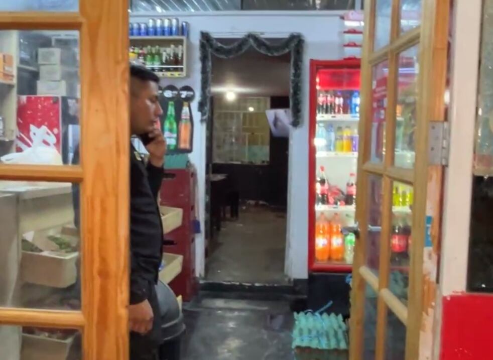 Interior del minimarket donde ingresaron a robar los delincuentes. (Captura Radio Ke Buena Virú)