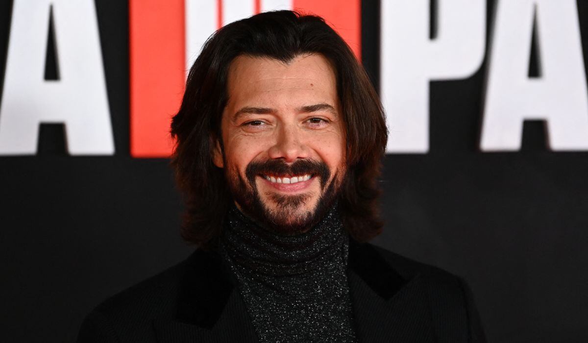 El actor español Álvaro Morte posa durante un photocall para la presentación de la última parte de la quinta temporada del programa de televisión español "Money Heist" (La Casa de Papel) en el Palacio Vistalegre Arena de Madrid el 30 de noviembre de 2021 (Foto: Gabriel Bouys / AFP)
