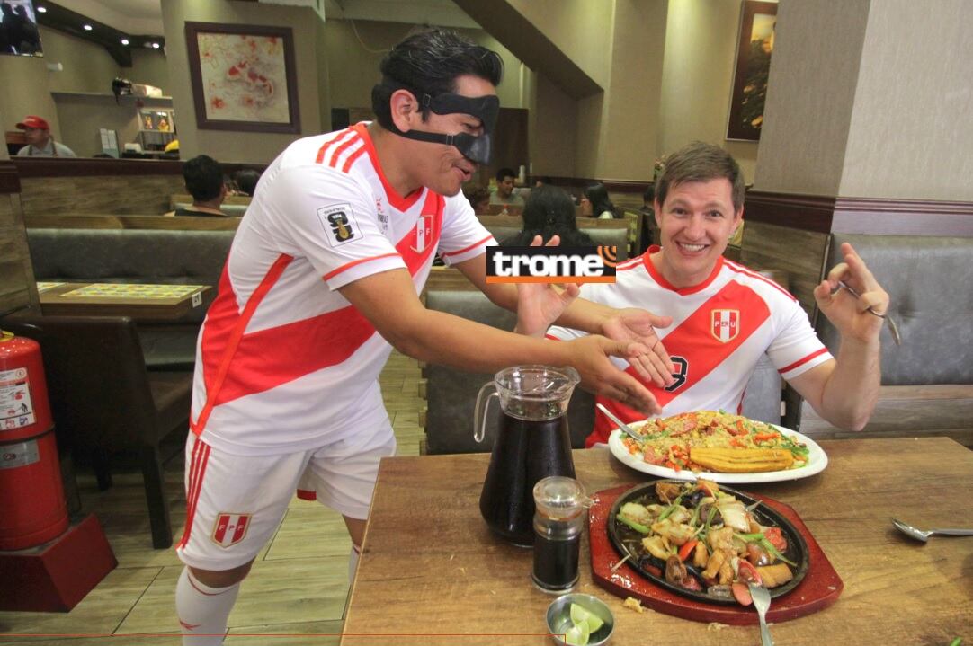 El platillo que por primera vez probó el 'Ken de la selección'. Público se vacila con los ‘dobles’ de Gianluca Lapadula y Oliver Sonne. Con sus ocurrencias, Lapadula de Gamarra y Oliverio Sonne animan a la hinchada. (Entrevista: Isabel Medina / Foto: Alan Ramírez / Trome).