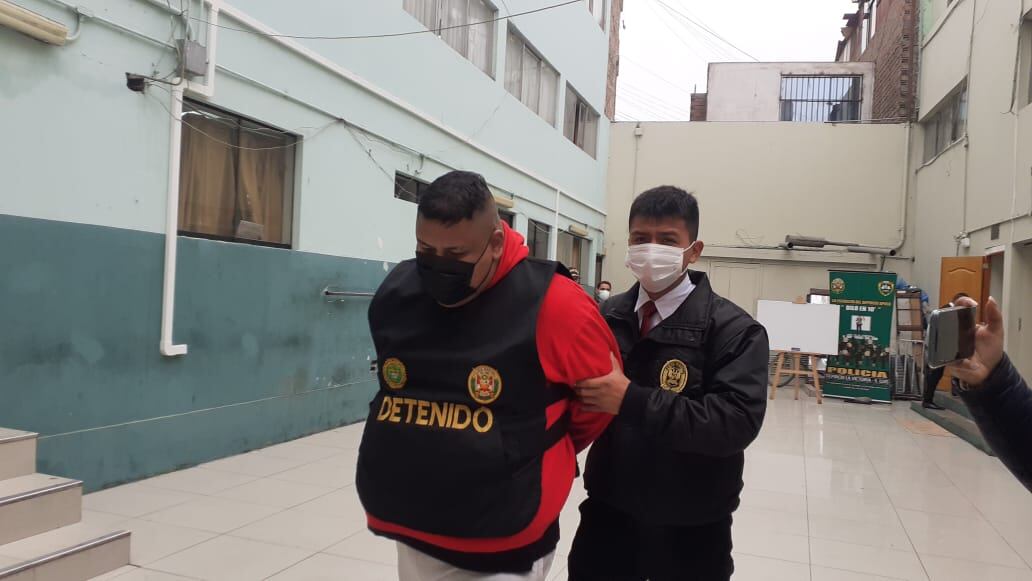 Diego Adolfo Palomares Santa María (30), ‘Gordo Tolón’, y Berji Jeremmi Salvador Obregón (28), ‘Berji’, que serían de la banda 'Los Fierreros de Apolo', fueron atrapados por policías de Depincri La Victoria. (fotos: Mónica Rochabrum)