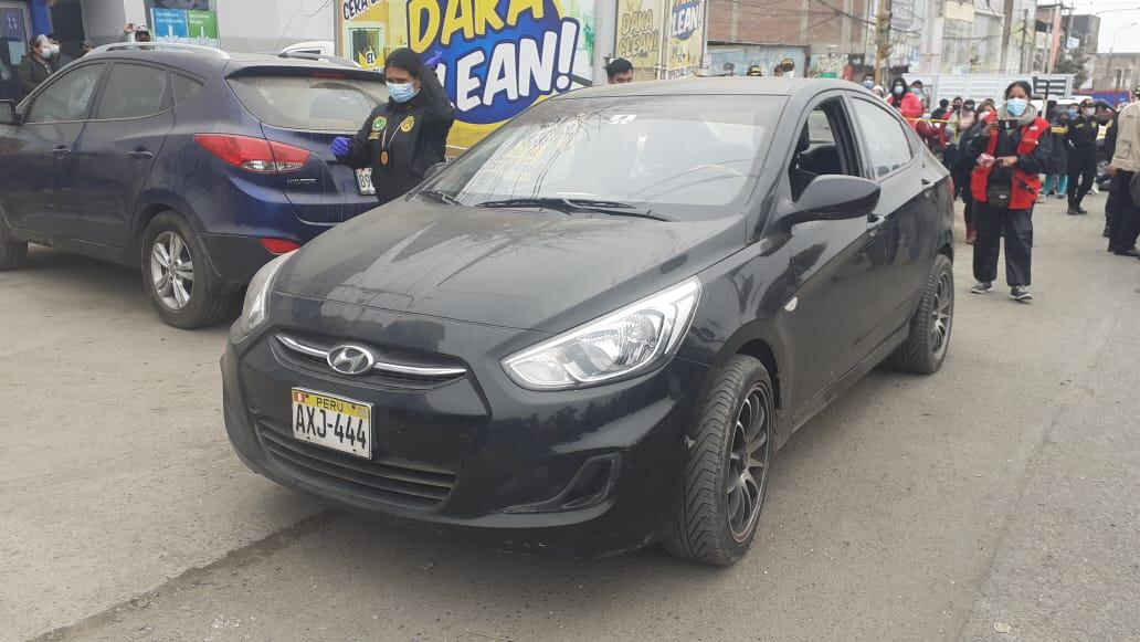 Yenzy Yonel Pérez Yngunza (35), ‘Pongo’, Julio Daniel Frías Ramos (42), ‘Pelé’, y Luis Enrique García Rosas (51), ‘Cuto’, fueron intervenidos en el frustrado asalto a un banco, en Villa El Salvador. (foto: Mónica Rochabrum/TROME)